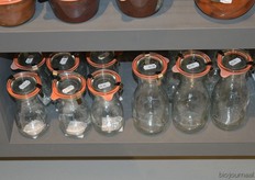 Onderin de kast staan allerlei potjes die de klant kan aanschaffen om de producten in te vervoeren.