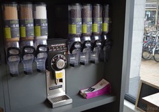 Men kan ook zelf koffiebonen malen.