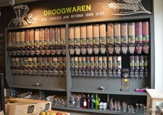 Hier kunnen klanten allerlei soorten droogwaren tappen.