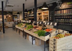 Aan de rechterkant vallen de kisten met biologische AGF-producten op.