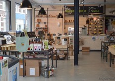 Achterin zit de brood- en kaasafdeling.