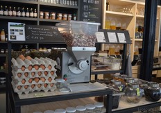 Klanten kunnen zelf notenpasta's maken.