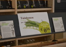 Aanbiedingen worden boven de kratten gecommuniceerd.