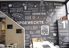 Deze muur valt goed op in het horecagedeelte.