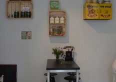 De basic aankleding past goed bij de rest van de winkel.