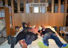 Gursel Iz, Daphne Otto en Giel Seppen van Coco-Mat weten als geen ander hoe een bed ligt, gemaakt van biologische materialen. Coco-Mat maakte ook deel uit aan het Smaakt Naar Meer! Paviljoen. Zij maken innovatieve producten en meubels, uitsluitend van 100% natuurlijke materialen.