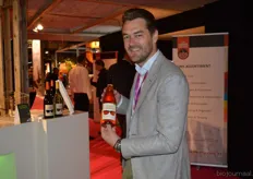 Stephan Serano met een biologische rosé van Intense Wines. Deze wijn komt uit Domaine de Marotte en is van een Nederlandse wijnboer uit Frankrijk.