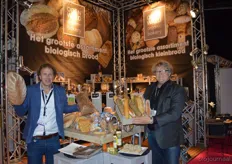 Dico Jansen en Eric Odenwald van Odenwald Organic Bakery tonen een van de vele biologische producten uit het assortiment met bourgondische stokjes en Frans boerenland brood.