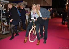 Corline Boekhout van AGF.nl & Biojournaal moest even de 'houten fiets' proberen van Gursel Iz van Coco-Mat