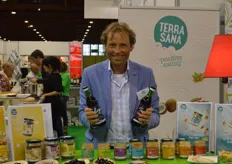 Herco Schoemaker laat twee flessen zien uit het nieuwe 'Japanse' assortiment van TerraSana. De nieuwe lijn omvat 120 producten en richt zich in de afzet ook op het verstrekken van informatie aan de klant.
