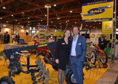 Rachel Dalebout en Koos Havelaar staan voor H.A. Havelaar & Zn. op de beurs met diverse landbouwmachines.