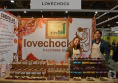Namens Lovechock laten Laetitia Sanchez en Peter Paul Balk kennis maken met de 7 nieuwe variëteiten aan chocotabletten in drie smaken. De cacao is afkomstig uit Ecuador.