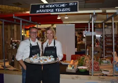 Jeroen Klompe en Martine van der Laar van de Hoeksche- Waardse Telers. Martine deelde Hoeksche Rooie quiche uit. De Hoeksche Rooie zijn niet biologisch maar de quinoa in het assortiment is wel 100% biologisch.