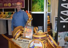 Daan Treur is trots op de prijs die ze gewonnen hebben met de Jersey Dieken kaas.