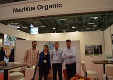 "Er stonden diverse Nederlanders op de Nordic Organic Food Fair. Nautilus Organic stond er voor het eerst. Links Nautilus-teler Tim Moerman. Naast hem Femke Meijer, Barry Raadschelders en directeur Hein Wolff. Hein: "We zijn onder de indruk hoe strak alles op en rond deze beurs gepland is. Uiteraard merken we bij Nautilus Organic ook dat de bio-sector in Scandinavië groeit, daarom wilden we met deze beursdeelname hier verder rondkijken."