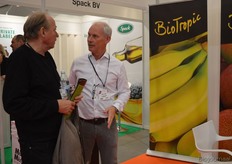 "Ronald Vianen van BioTropic in gesprek met een geïnteresseerde bezoeker. Julia de Raat (BioTropic): "We voeren leuke gesprekken hier en krijgen op deze manier ene goede indruk van de mentaliteit die hier heerst rond de bio-producten."