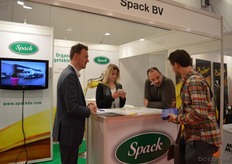 "Patrick Voordijk, Mariee Klijn-van Roon en Marcel Spaargaren van Spack BV. "Vorig jaar hebben we hier een heel goede beurs gedraaid, daarom staan we hier nu voor de tweede keer", aldus Marcel."