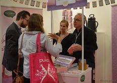 "Madeleine van Woerden en Oeble Kempenaar van Organic Flavour Company lieten bezoekers proeven van de Natural Temptation-theeën. Dit is een serie feestelijke biologische theeën. Oeble: "Dit is de eerste keer dat we hier staan. We hebben al een distributeur in Denemarken en Zweden. De reacties zijn heel positief, ze vinden de doosjes en de theezakjes erg mooi."