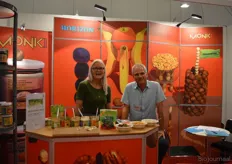 "Alise en Jeroen Kramer van Horizon Natuurvoeding. Zij stonden voor de derde keer op de Nordic Organic Food Fair. "We leveren aan groothandel Biofood. Er komen niet alleen veel bezoekers uit Zweden naar deze beurs, maar ook heel veel Denen. Vorig jaar kregen we zelfs bezoek uit IJsland aan onze stand", aldus Jeroen."
