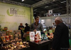 Hans Ruijs vertelt meer over de crackers van Lifefood.