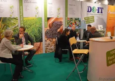 DO-IT stond voor de vierde keer op de beurs (sinds drie jaar op de Nordic Organic Food Fair). Links Martha Jeuken in gesprek met Jurgen Meijer en helemaal rechts Ruben de Wit en Koen Bouwman.