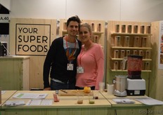"Michael Kuech en Kristel de Groot van Your Superfoods. Het assortiment bestaat uit 7 verschillende Superfood-mixen, allemaal voorzien van een bijzondere naam. Kristel: "Je kunt zoveel met onze mixen, dat laten we de bezoekers hier proeven. Het gaat om toegankelijke mixen, die erg gemakkelijk te gebruiken zijn."