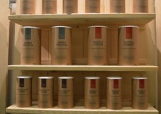 "Zo ziet de onlangs vernieuwde verpakking er uit. De mixen heten: Super green, Forever beautiful, Energy bomb, Power Matcha, Chocolate lover, Muscle power en Skinny protein. Kristel: "We krijgen heel goede reacties op de verpakking en de namen van de producten."