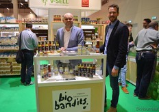 "De BioBandits, Pieter Bas Alferink en Hans de Boer, waren ook van de partij. Zij stonden bij hun groothandel V-Sell in de stand. "Dit werkt ideaal, we kunnen geïnteresseerden immers meteen naar V-Sell doorverwijzen", aldus Hans."