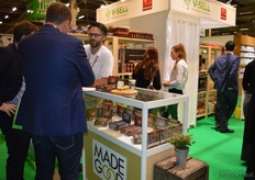 "Andy van Ham van Riverside International stond met het merk Made Good op de Nordic Organic Food Fair. De vruchten- en notenrepen vallen goed in de smaak, zo geeft Andy aan. "Ze liggen al door heel Europa heen, van Noorwegen tot Griekenland, in het schap. En daar waar het staat, loopt het goed."