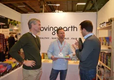 Nederlandse beursbezoekers Frank Janssen en Rob van Dijck van De Eng BV in gesprek met Richie Coutts van Loving Earth.