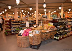 Een overzichtsfoto van de winkel in Zeist. In 2013 won De Groene Winkel Zeist tijdens de BioVak de Inspiratieprijs Bio-Winkel. Opvallend zijn onder meer de lage stellingen, waardoor je een goed overzicht hebt over de hele winkel.