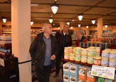 Piet Glasbeek van Machandel verkent de winkel met Lou Heijnen (Oerlemans Foods) en zijn collega bij Machandel, Jan van Schepen.
