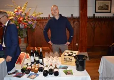 Richard van der Linden met een deel van de biologische wijnen uit het aanbod van Coenecoop Wine Traders.