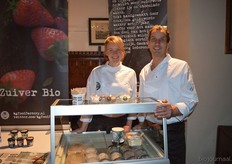 "Marijke Luring en Henk van der Heiden presenteerden de nieuwe producten van B&G. Henk: "Speciaal voor de feestdagen hebben we nu ook 3 soorten biologische mousse in ons assortiment."