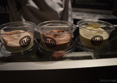 "Van links naar rechts de smaken aardbei, chocolade en vanille. "In één doosje zitten alle smaken 4 keer. De winkelier kan ze het beste vanuit de vriezer verkopen, dan kan de consument de mousse in de koeling bewaren."