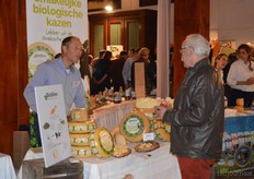 Ard van Gaalen liet bezoekers proeven van de nieuwe kazen van BioStee.