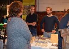 Jimme Slippens en Gijs van Maasakkers met Abbot Kinney's biologische kokosyoghurt.
