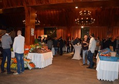 De locatie past goed bij de gemoedelijke sfeer van het evenement. Rechts Pieter Jans Jansonius van De Muyehof in Nieuwerkerk met Tim Moerman van Boomgaard ter Linde. Zij lieten bezoekers proeven van biologische appelen en peren.