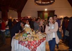 Aan de rechterkant van de Hooge Schuur stonden twee tafels vol met allerlei soorten biologische kazen.