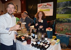 Tjitske Brouwer van Vinoblesse krijgt bezoek van Joren Jacobs van de Natuurwinkel aan de Leusderweg 27 in Amersfoort.