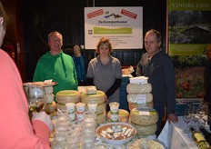 Robin Tromp, Daniëlle Apeldoorn en Kees van Haastert met de biologische zuivelproducten van zorgboerderij De Klompenhoeve uit Egmond aan de Hoef.