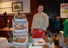 "Mark Ribbink van Ribbinks Specialiteiten Bakkerij, gespecialiseerd in beschuit en crackers. Deze producten bakken ze bij deze bakker nu ook in een biologische variant. "En binnenkort introduceren we biologisch knäckebröd."