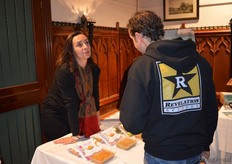 "Frederique Ripet gaf uitleg over biologische vers ingevroren bijenpollen van Aristée. "Omdat dit een heel specifiek product is, is er veel uitleg nodig. We gaan bewust voor verse pollen, omdat veel werkzame stoffen verloren gaan als je de pollen droogt."