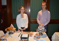 Maria Deacon en Diederik van der Wiele van Market Endeavour lieten de bezoekers proeven van de biologische stroopwafels van het merk Roley's.