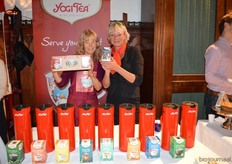 Bernadette van der Wereld en Mirelle Stolte van Yogi Tea. Ze tonen de Classic double-pack met originele Yogi Tea theekop en de Kerstthee.