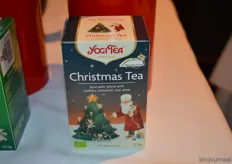 De Kerstthee van Yogi Tea bevat kruiden en specerijen die bijzonder kenmerkend zijn voor de Kerst, zoals kaneel, sinaasappel, vanille, steranijs en kruidnagel.