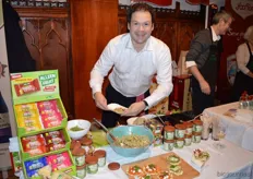 Kees van Rooijen van Wessanen presenteerde diverse producten van Allos. Links de fruitrepen. En in zijn handen heeft hij een pastasalade die gemaakt is met de 'farm vegetables'.