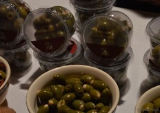 "Marc: "Het loopt steeds beter, de kwaliteit van de olijven uit Zuid-Italië is goed. We verpakken onze producten in samenwerking met een zorgboerderij."