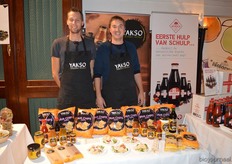 FZ Organic Food stond er met het merk Yakso, waarmee de consument thuis allerlei biologische oosterse gerechten kan bereiden. Er zijn onlangs diverse nieuwe producten aan het Yakso-assortiment toegevoegd, waaronder gebakken uitjes, eiermie, rijstnoedels en kokosbloesemsuiker en -siroop. Links Klaas Jonkman en rechts Pieterjan Kok.