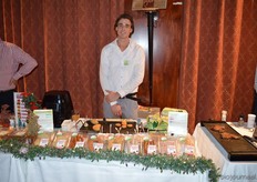 Gijs Vos met de vleesproducten van Biomeerwaardekip.